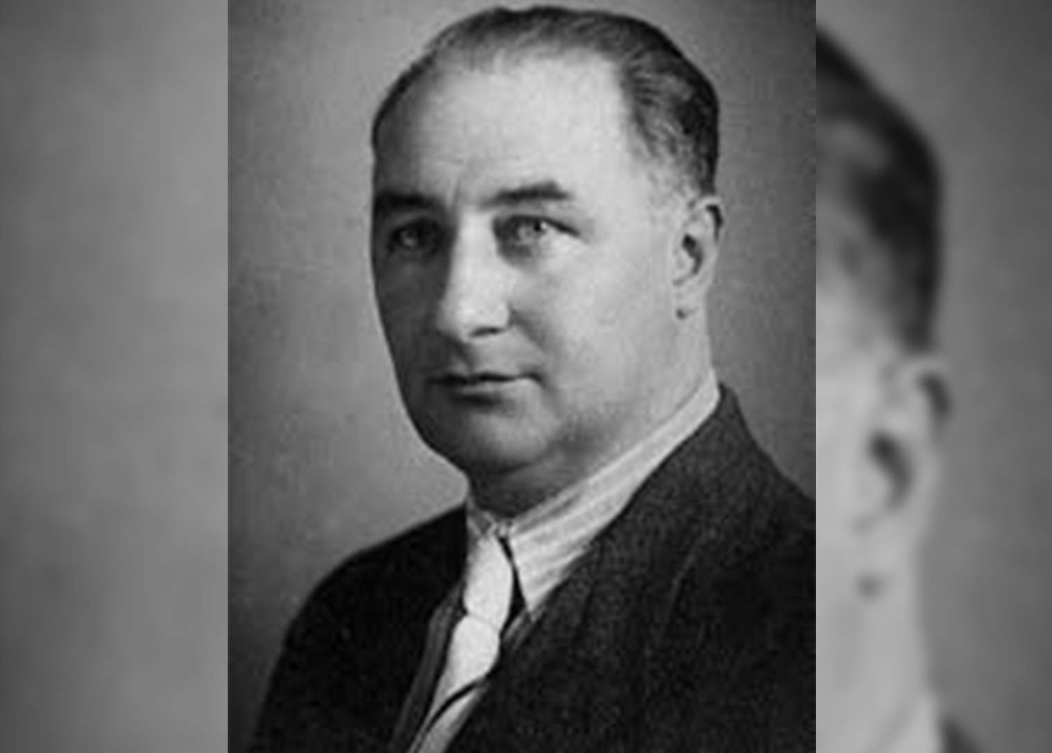Sırtına hiçbir zaman lacivert bir denizci üniforması giymemiş, omuzlarında amirallik